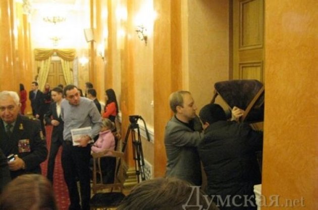 «Свободовцы» и предприниматели штурмуют зал Одесского горсовета
