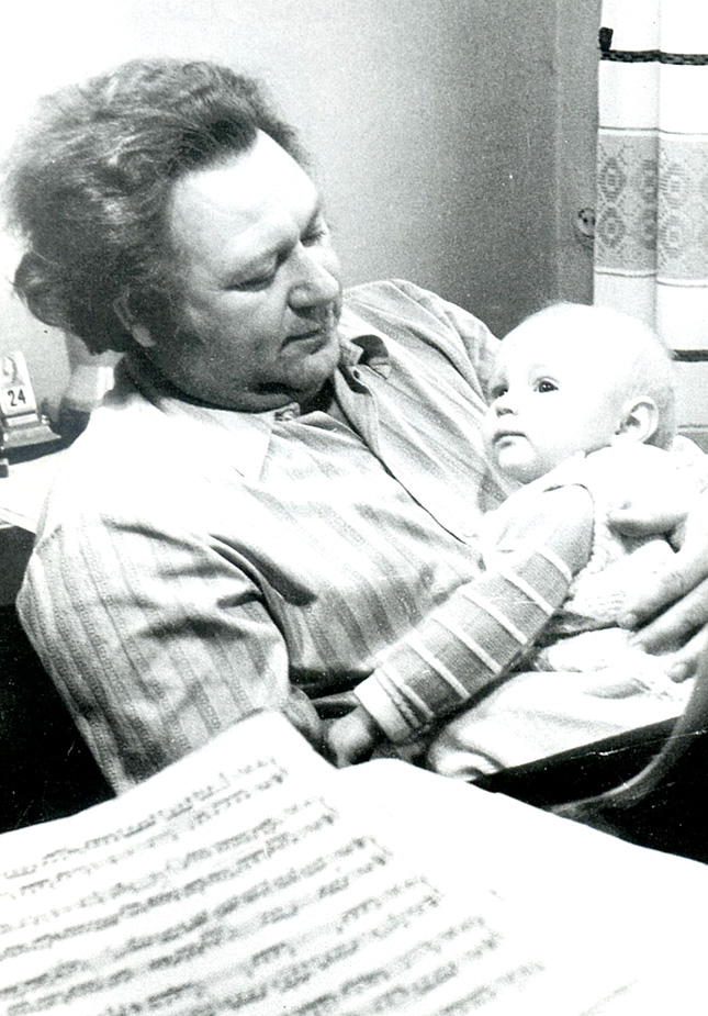 Олександр Білаш із внуком Іваном.
«Горнися, хлопче, до дідуся!» Олександр Білаш із внуком Іваном.
«Горнися, хлопче, до дідуся!»