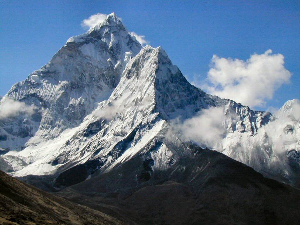Треккинг и Альпинизм: Эверест привлекает тысячи альпинистов