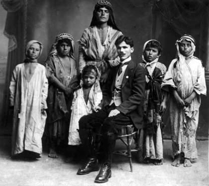 Собранные
в сирийской пустыне Дер-Зор армянские сироты
(в центре Давид Адамян), 1919 г. Собранные
в сирийской пустыне Дер-Зор армянские сироты
(в центре Давид Адамян), 1919 г.