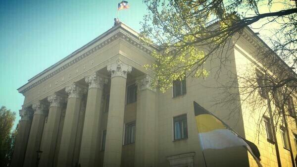 На здании вывешен флаг Народной Донецкой республики
