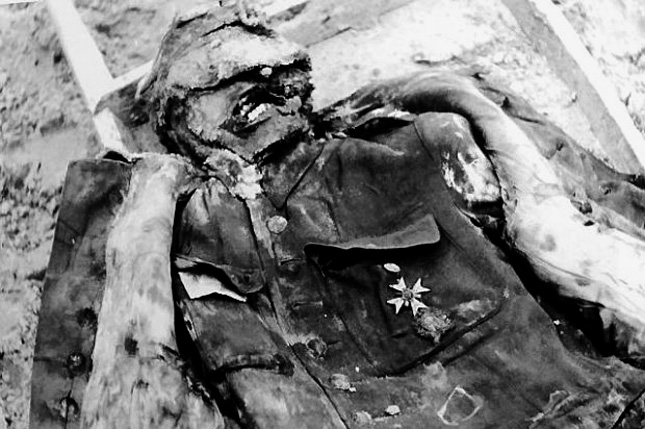 Останки польского офицера в Катынском лесу, апрель 1943 г. Останки польского офицера в Катынском лесу, апрель 1943 г.