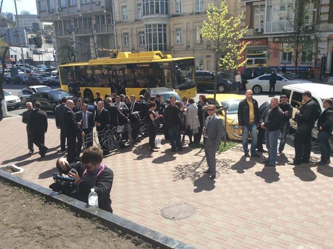 Съезд открылся без ряда делегатов, они до сих пор ждут на улице