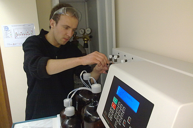 Олег Бабій синтезує фотокеровані пептиди Олег Бабій синтезує фотокеровані пептиди