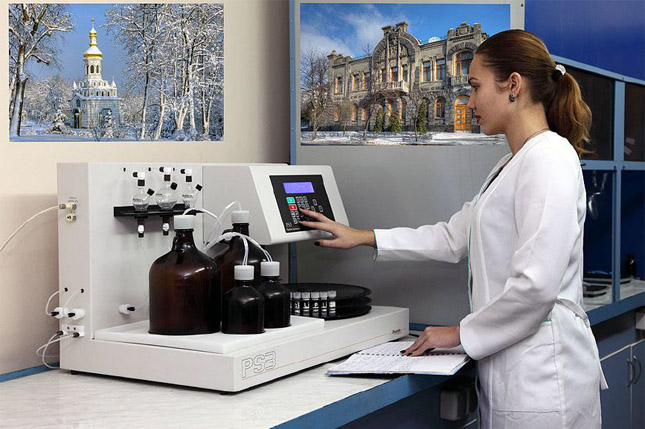 Юлія Баканович в лабораторії пептидного синтезу Юлія Баканович в лабораторії пептидного синтезу