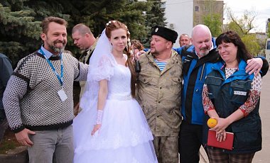 Представники ОБСЄ на весіллі у бойовиків