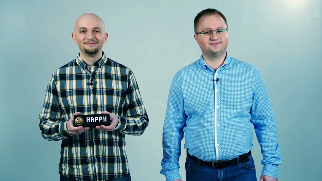 Засновники Smart Atoms Дмитро Бариський і Назар Білоус із гаджетом LаMetric