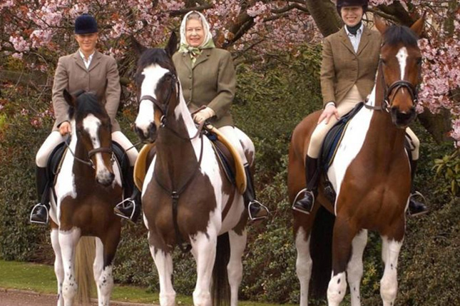 Королева-вершниця — з дочкою Анною (праворуч) та онукою Зарою (ліворуч) Королева-вершниця — з дочкою Анною (праворуч) та онукою Зарою (ліворуч)