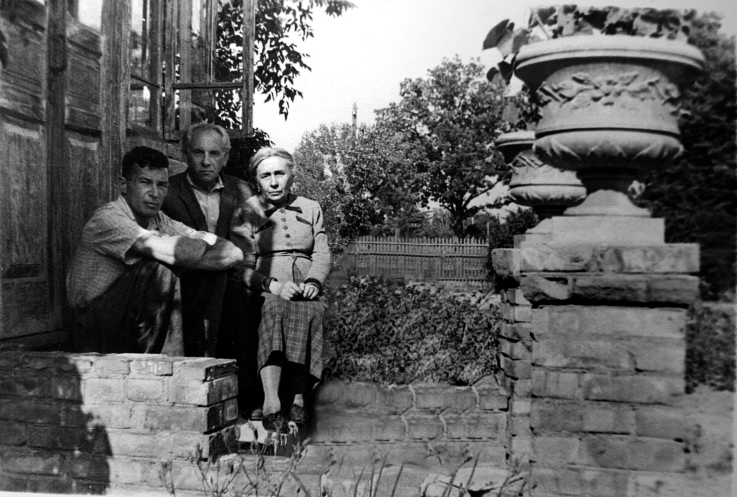 Георгий, Максим Тадеевич, Екатерина Николаевна.
Ирпень, конец 1940-х