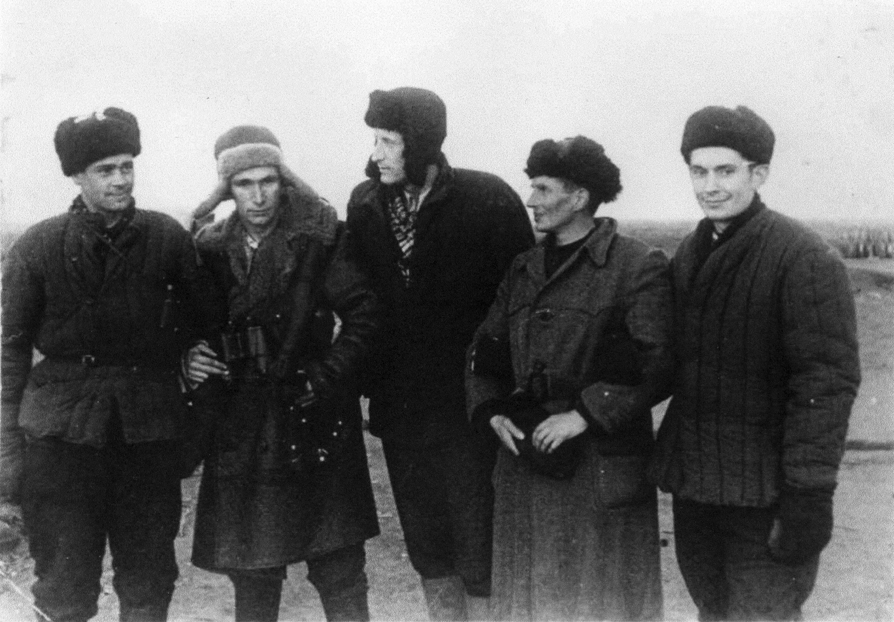 Пятеро немецких ученых на полигоне Капустин Яр во время советских испытаний ракет Фау-2. Осень 1947 г.