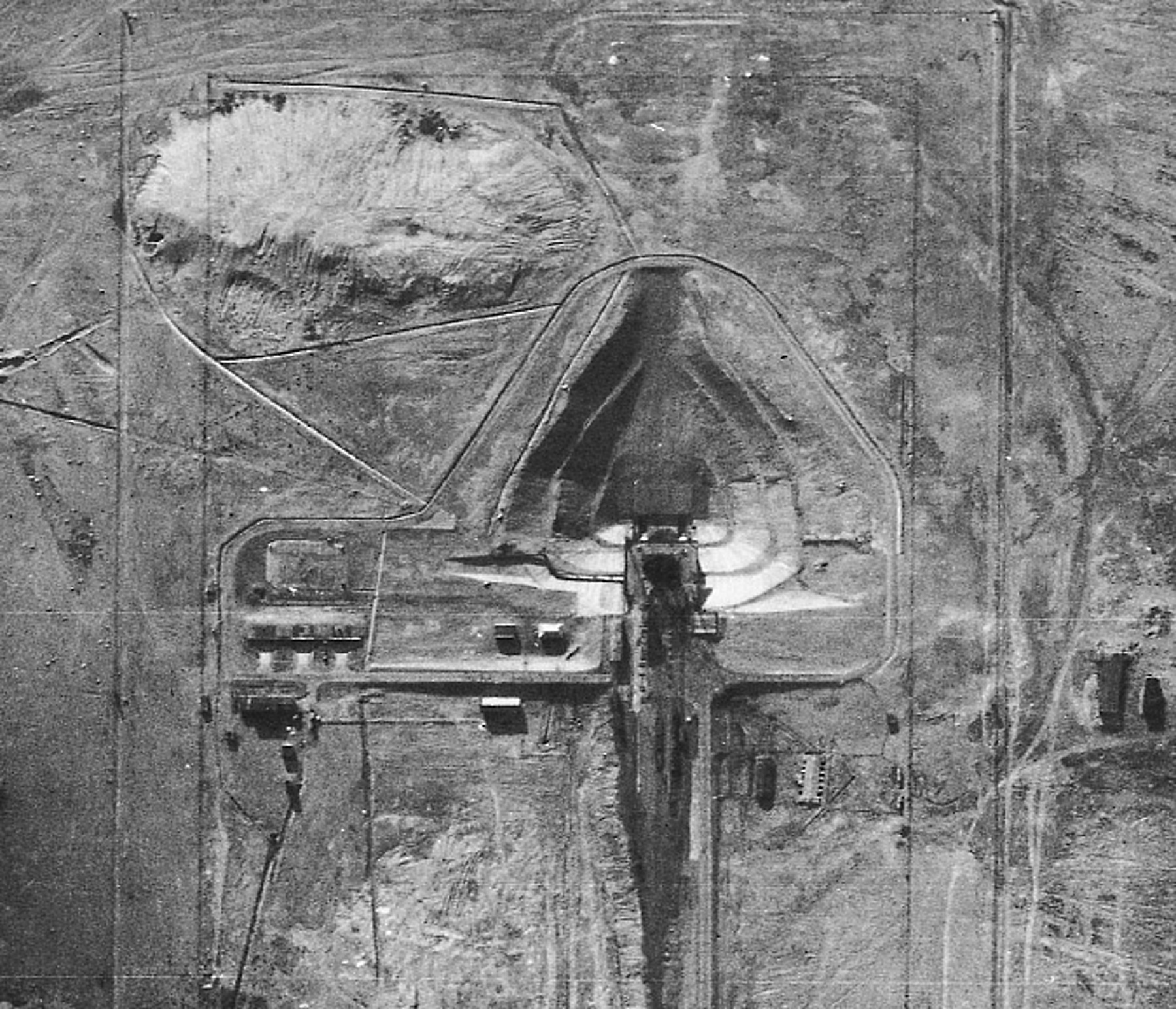 Снимок из самолета У-2 28 августа 1957 г. зафиксировал взлетную площадку в Тюратаме. Это была первая четкая фотография этого критически важного комплекса