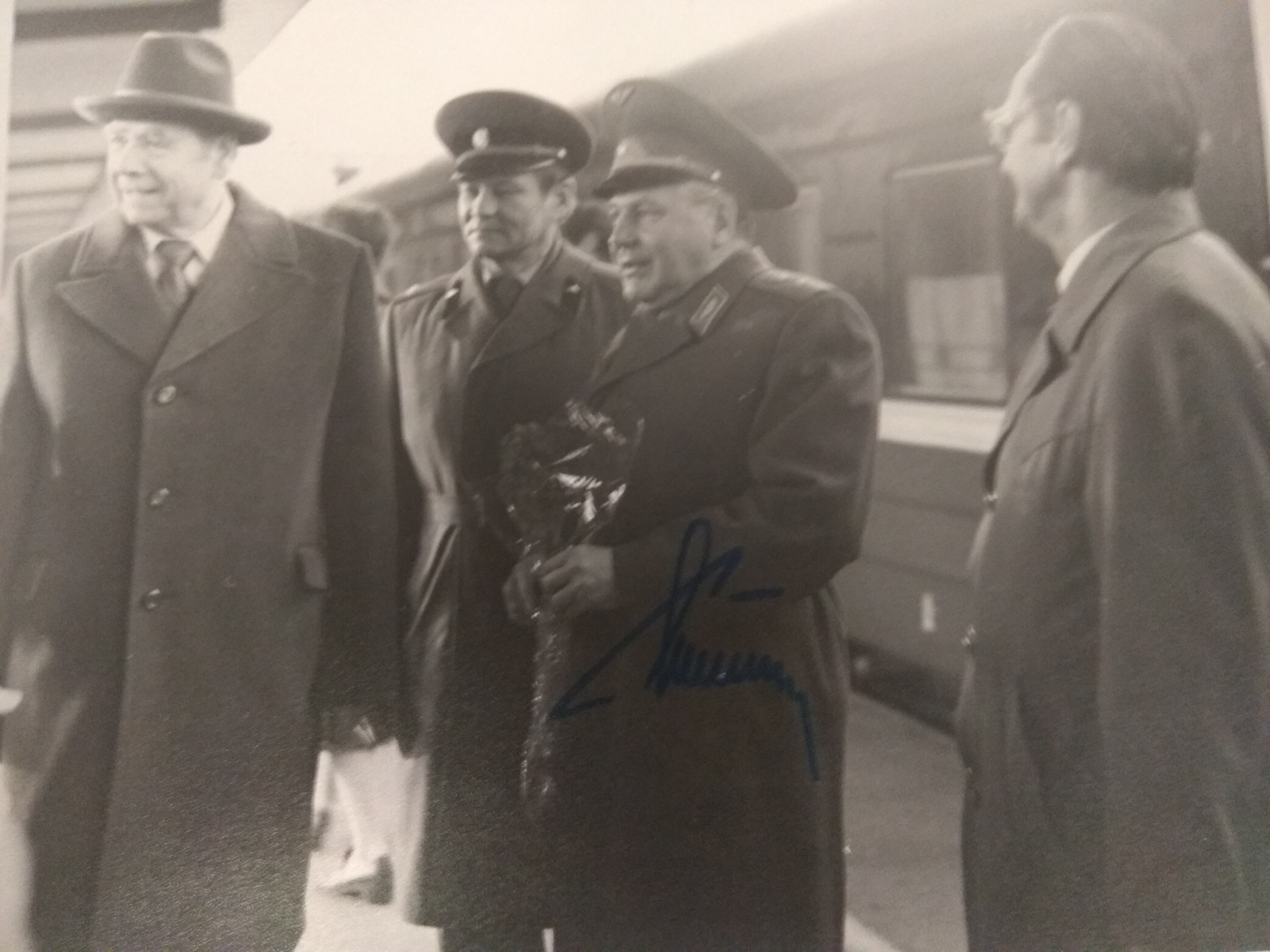 Александр Войтенко, Александр Болтенко и космонавт Герман Титов. Киев, вокзал, 1986 г.