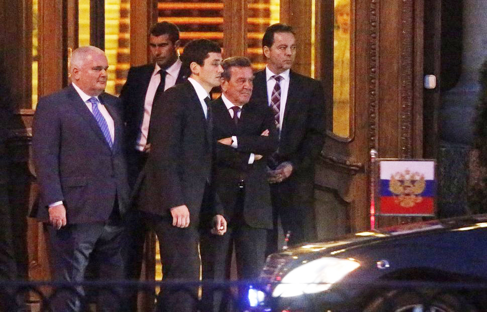 В очікуванні В.Путіна. М.Варніг і Г.Шредер перед входом до Юсупівського палацу Санкт-Петербурга В очікуванні В.Путіна. М.Варніг і Г.Шредер перед входом до Юсупівського палацу Санкт-Петербурга