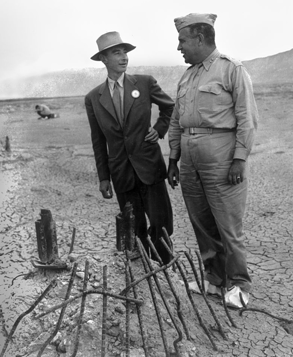 Р.Оппенгеймер і Л.Гроувз на місці
вибуху. Вересень, 1945 р.