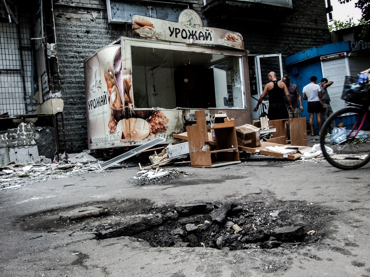 В Донецке из-за ночного артобстрела трое погибших, десятки попаданий в дома  - ZN.ua