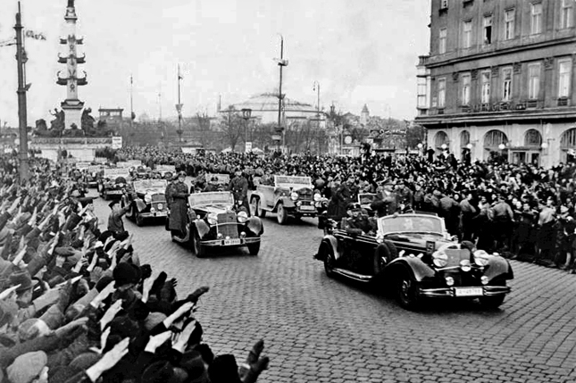 Віденці зустрічають Гітлера