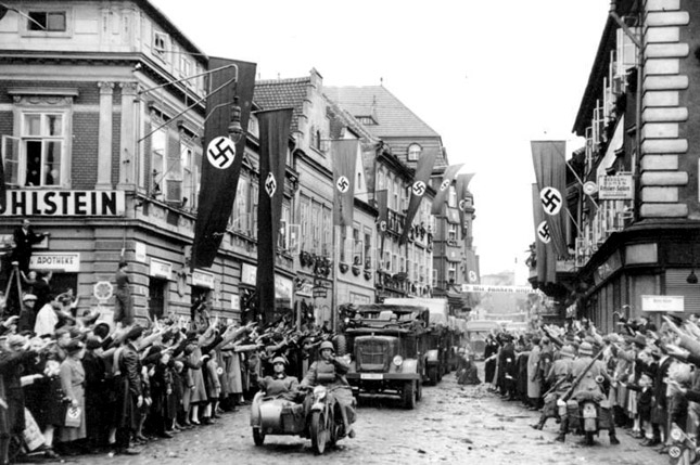 Судетські німці зустрічають Гітлера. 1938 р.