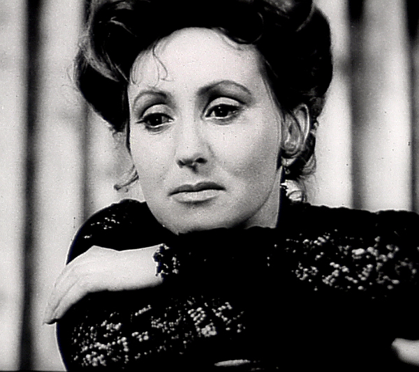 Лариса Кадочникова в спектакле Лариса Кадочникова в спектакле