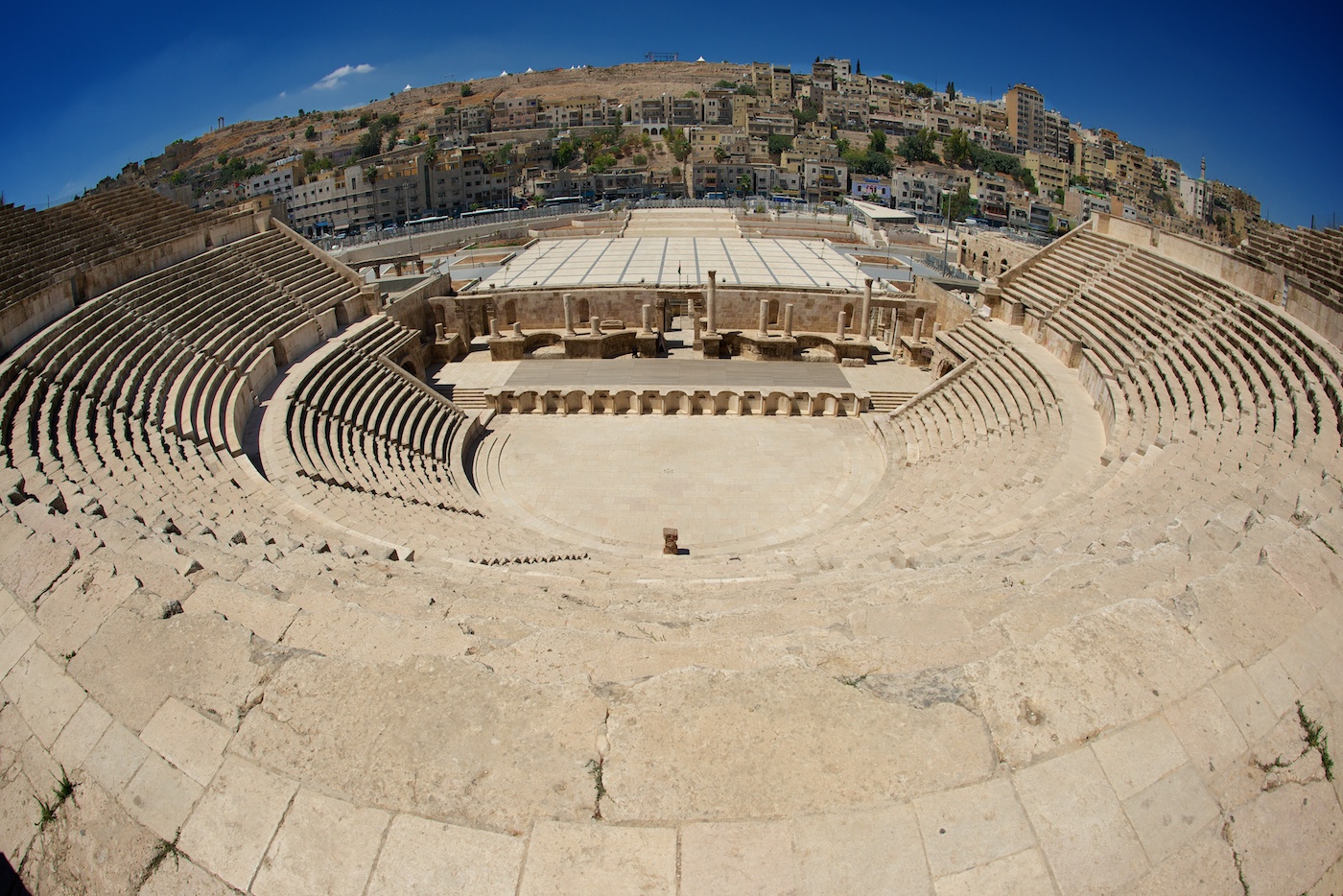 Амфитеатр это в древнем риме. Римский амфитеатр в Аммане. Римский театр в Аммане. Амман Иордания Римский амфитеатр. Древнегреческий амфитеатр в Александрии.