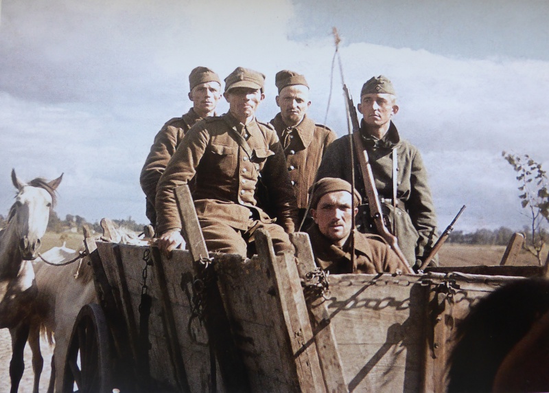 Польські військовополонені під охороною німецького солдата Польські військовополонені під охороною німецького солдата