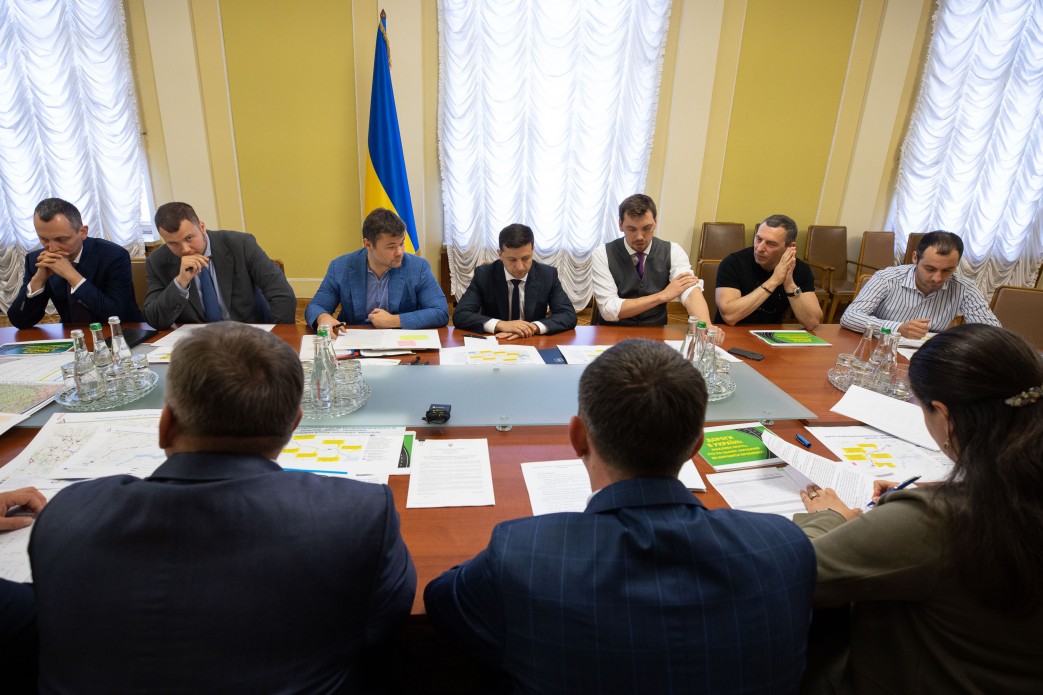 Владимир Зеленский (в центре), Юрий Голик (крайний слева)