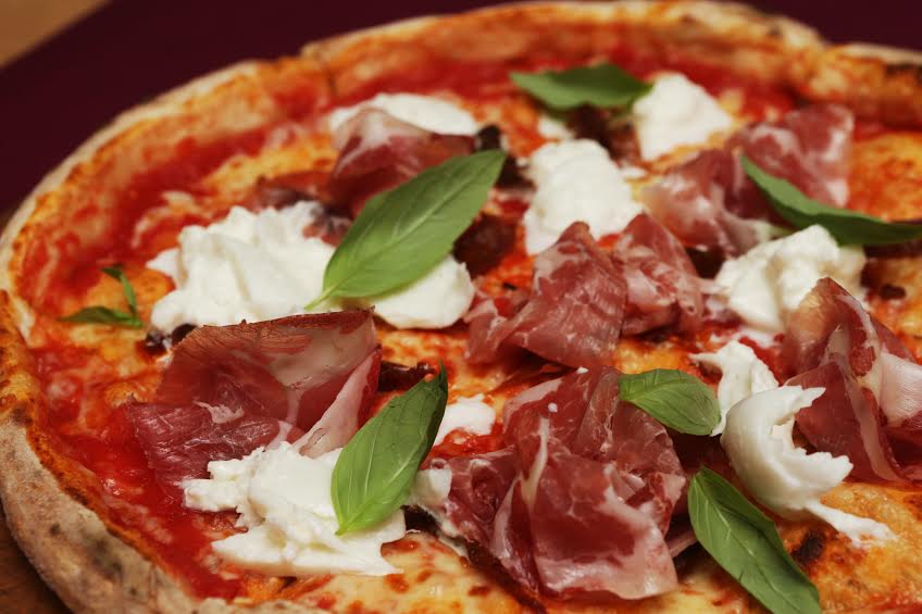 Пицца с коппой, бурратой и вялеными томатами Пицца с коппой, бурратой и вялеными томатами