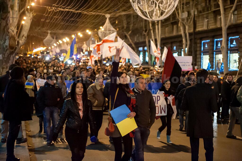 Участники акции устроили шествие от здания филармонии до площади Свободы