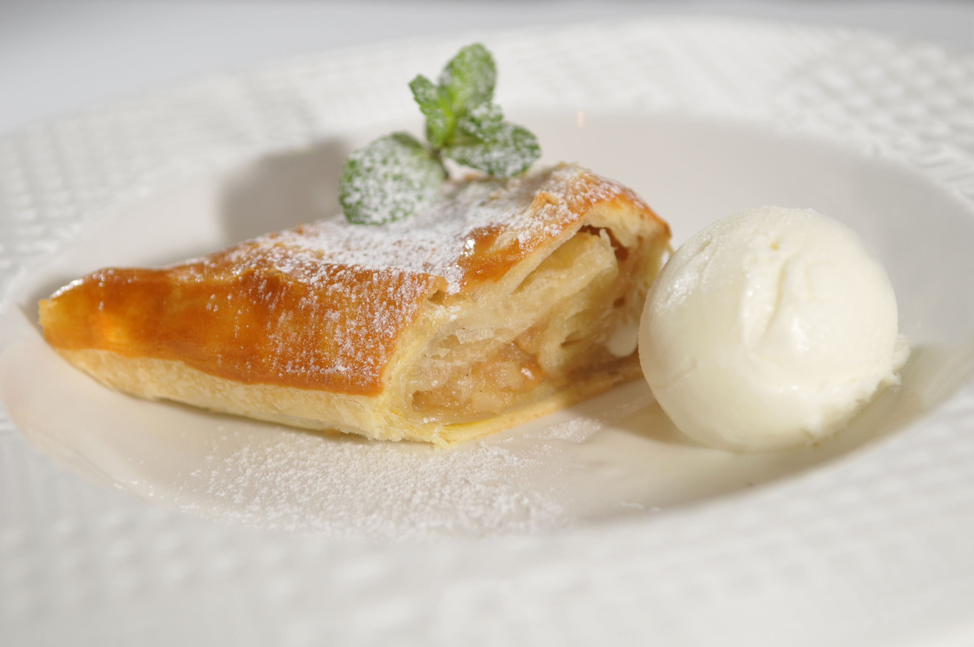 Яблочно-грушевый штрудель с мороженым йогуртино Яблочно-грушевый штрудель с мороженым йогуртино