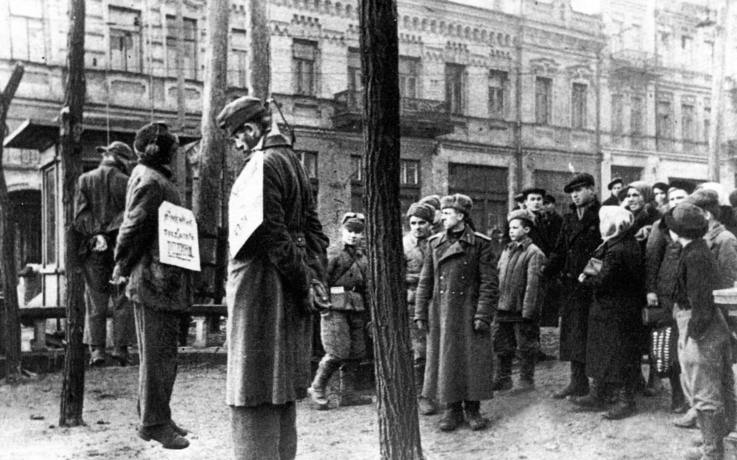 Бульвар Т.Шевченко. Казненные нацисты. Ноябрь 1943 г. На этом месте спустя три года установили памятник В.Ленину Бульвар Т.Шевченко. Казненные нацисты. Ноябрь 1943 г. На этом месте спустя три года установили памятник В.Ленину