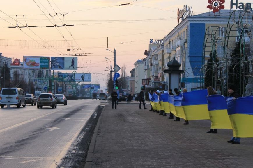 В Луганске развернули 42-метровый флаг Украины в поддержку Евромайдана