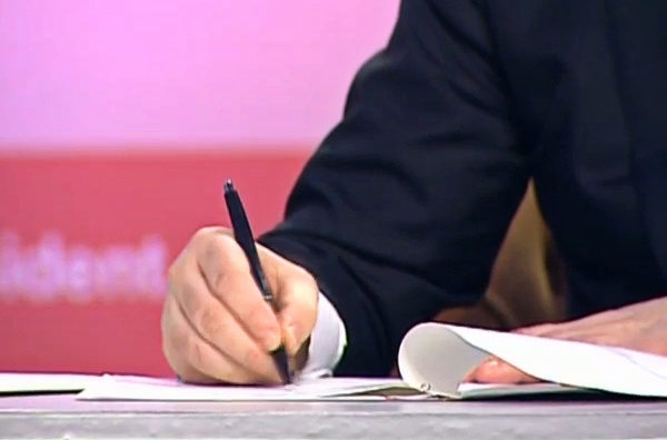 Порошенко подписывает закон об отмене внеблокового статуса Украины Порошенко подписывает закон об отмене внеблокового статуса Украины