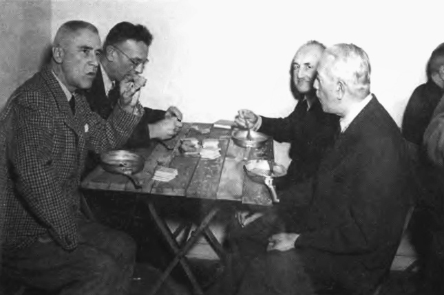 Штрайхер (праворуч, дивиться в камеру) обідає в тюремній їдальні.
1945–1946 рр.