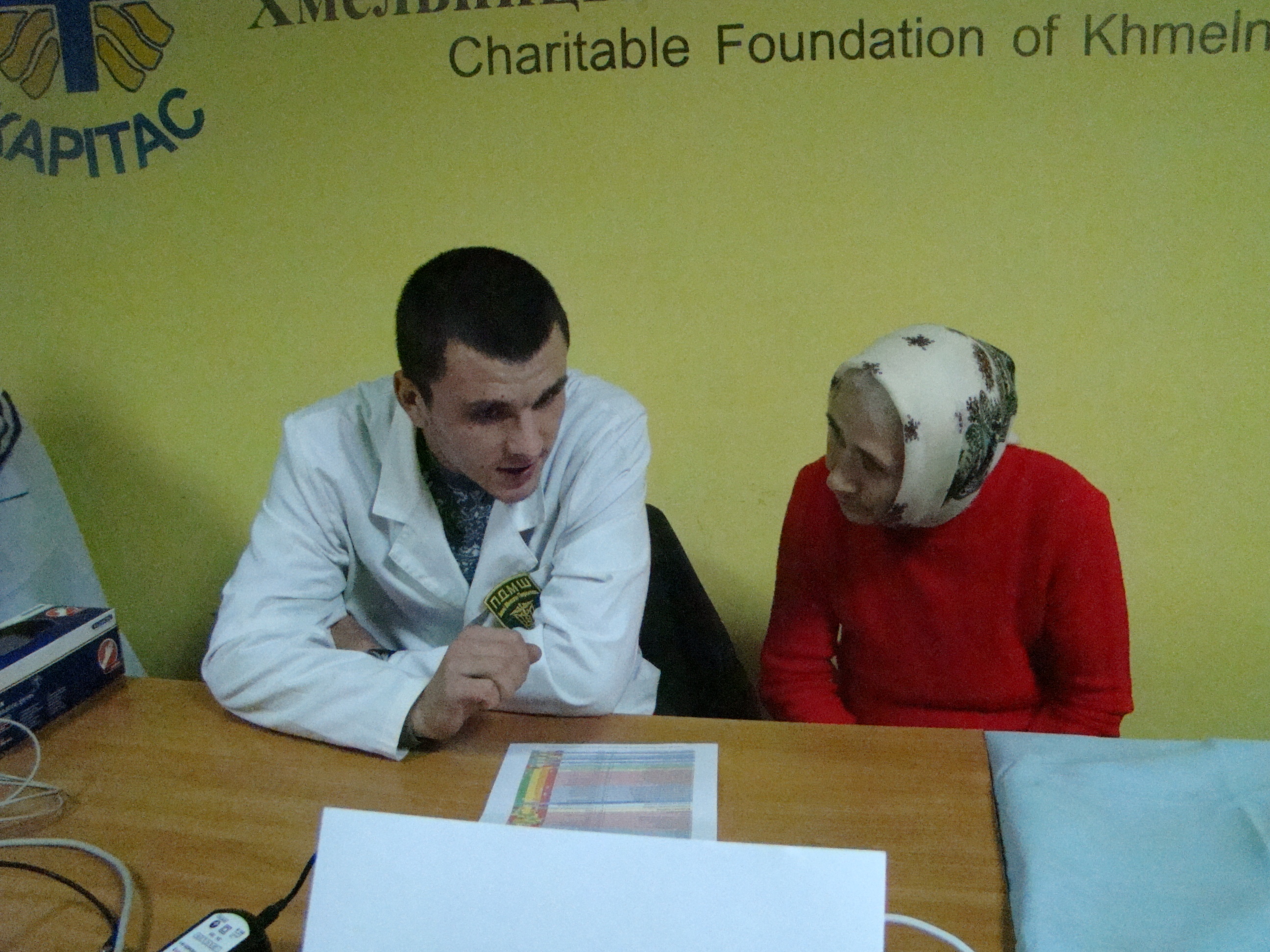 Сімейний лікар Віктор Климчук консультує пацієнтку Сімейний лікар Віктор Климчук консультує пацієнтку