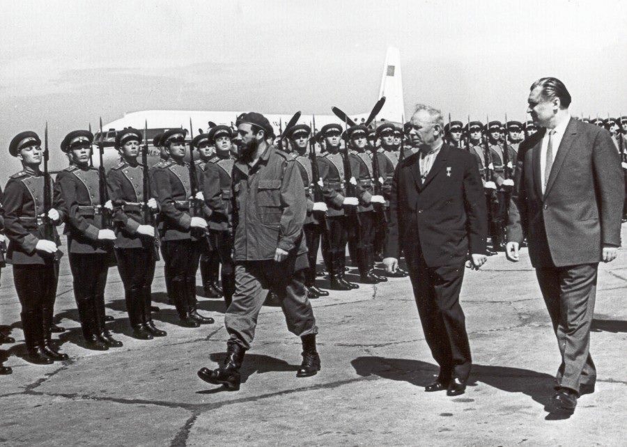 Фидель Кастро в киевском аэропорту.
Справа – Николай Подгорный и Владимир Щербицкий. 1963 г. Фидель Кастро в киевском аэропорту.
Справа – Николай Подгорный и Владимир Щербицкий. 1963 г.