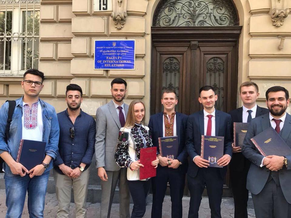 Юрій з однокурсникам, які приймали участь в його визволенні, біля свого факультету. Юрій з однокурсникам, які приймали участь в його визволенні, біля свого факультету.