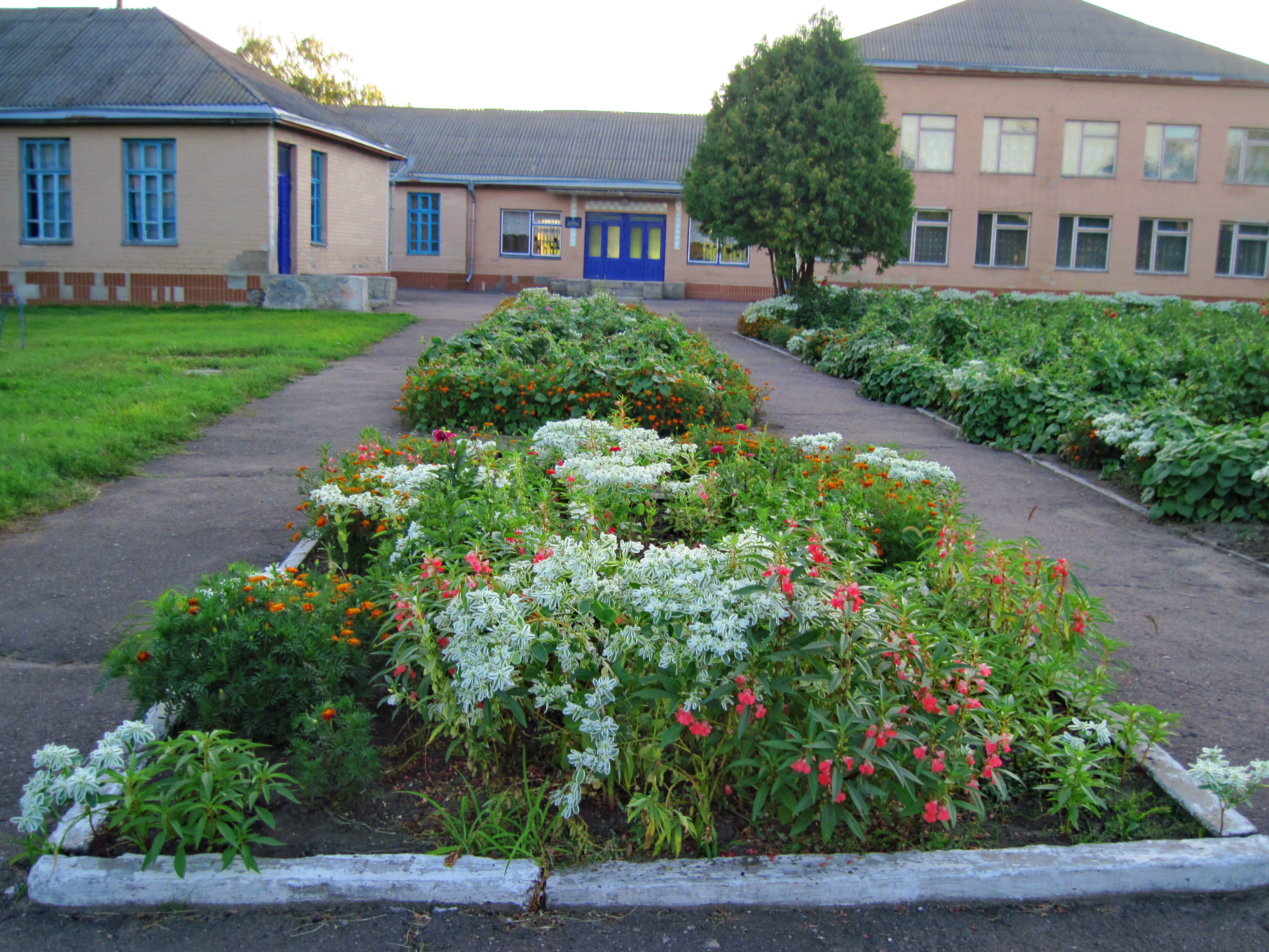 Клумба вместо демонтированного монумента, 2011 г. Клумба вместо демонтированного монумента, 2011 г.