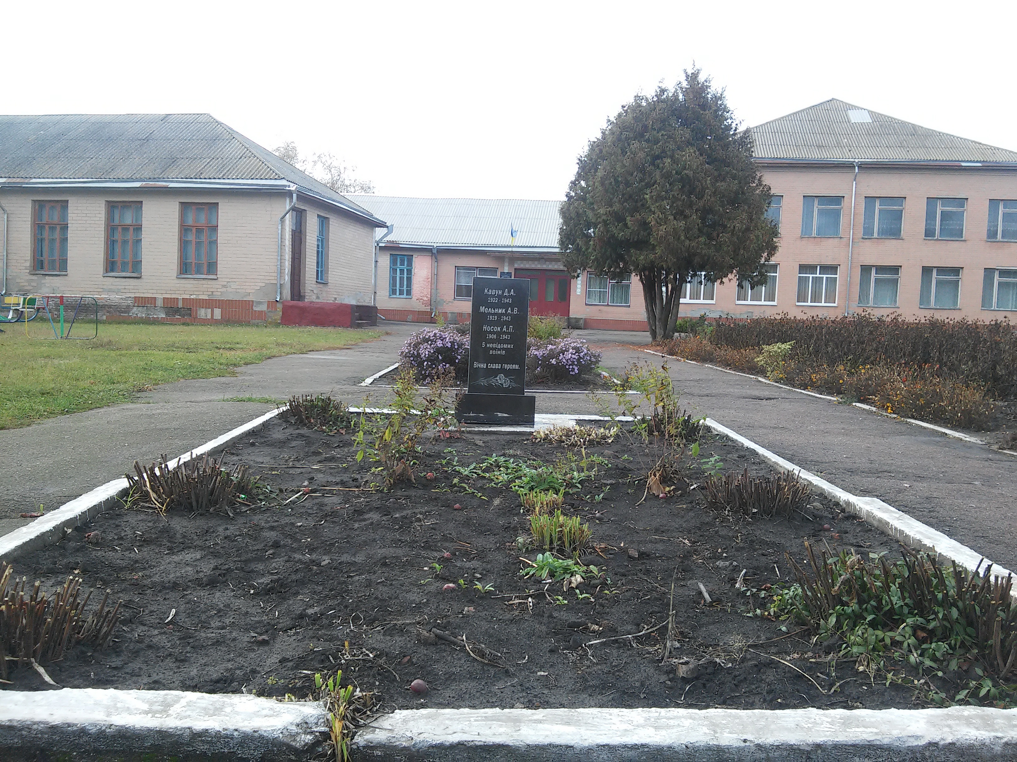 Восстановленный памятник на месте раскопанного захоронения, октябрь 2017 г. Восстановленный памятник на месте раскопанного захоронения, октябрь 2017 г.