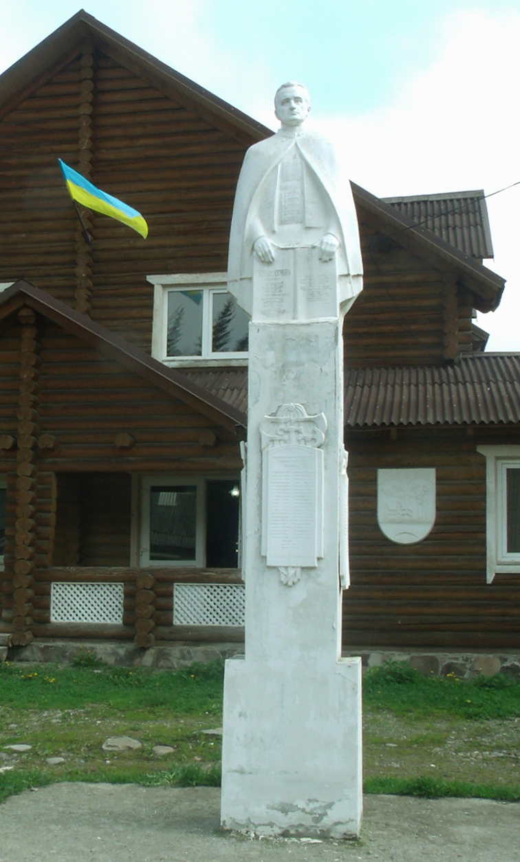 Пам’ятник президентові Гуцульської республіки Степанові Клочураку в Ясіні (скульптор Михайло Белень) Пам’ятник президентові Гуцульської республіки Степанові Клочураку в Ясіні (скульптор Михайло Белень)
