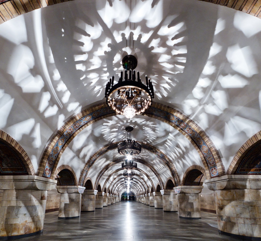 Ночной вид станции «Золотые ворота»