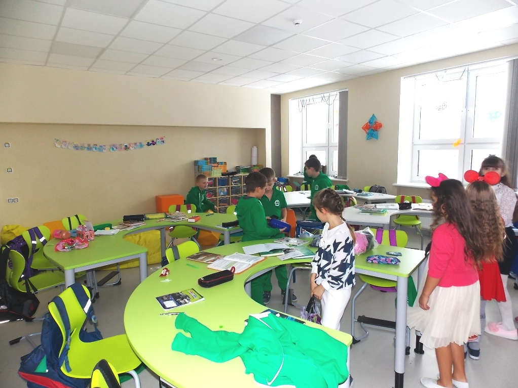 З таких незвичайних столів можна хоч кожен день створювати новий інтер'єр в класі