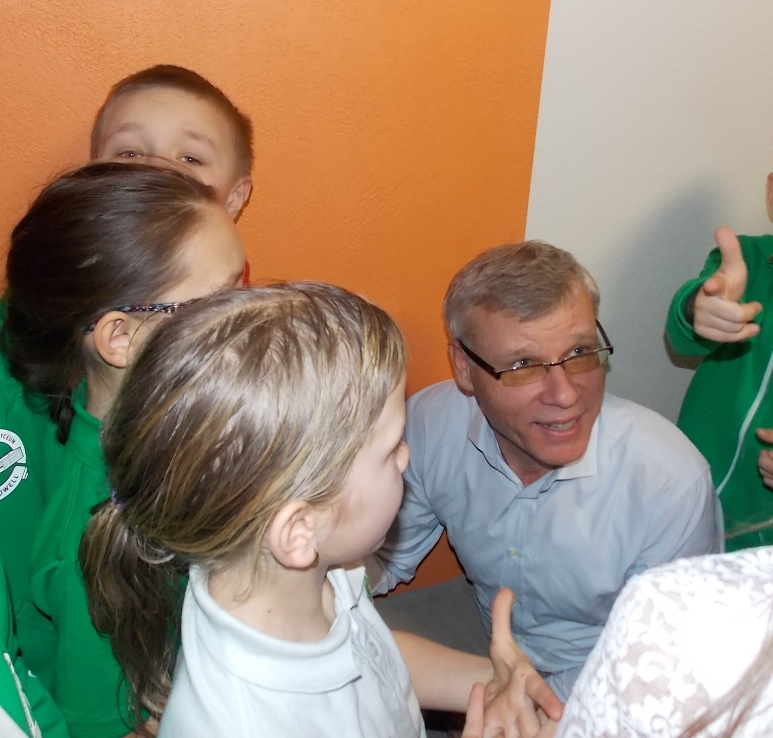 Не встиг Михайло Весельський увійти до ліцею, як його обліпила дітвора