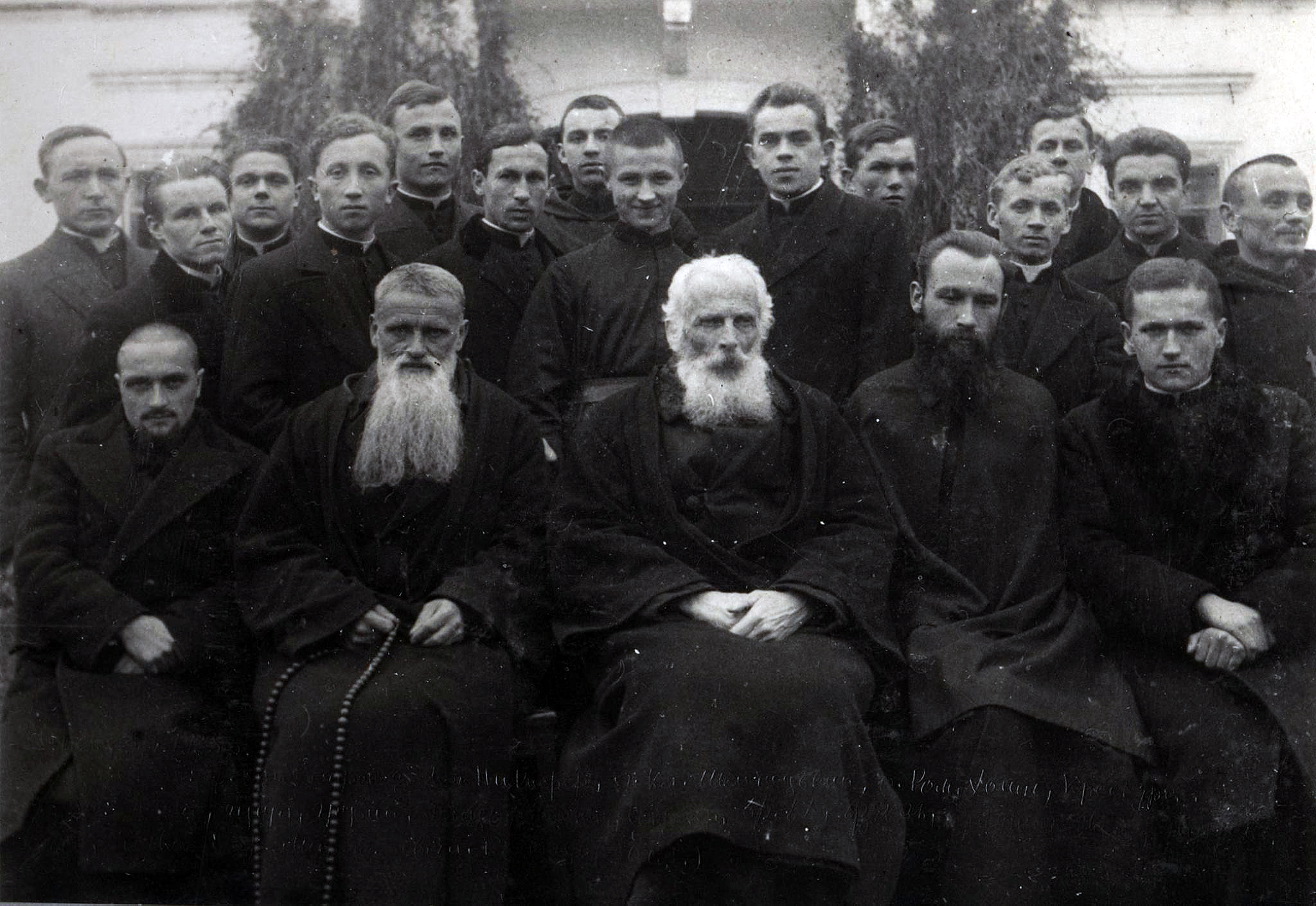 13. Отець Климентій з монахами-студитами та дітьми сиротами. Унів, 30-ті рр.. ХХ ст. 13. Отець Климентій з монахами-студитами та дітьми сиротами. Унів, 30-ті рр.. ХХ ст.