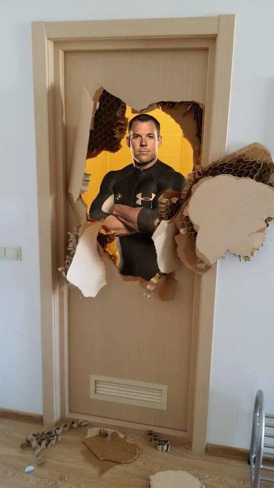 Для того, чтобы выйти из ванной бобслеист сломал двери