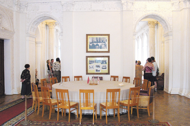 Стіл у Лівадійському палаці, за яким проводилися переговори
глав держав Антигітлерівської коаліції Стіл у Лівадійському палаці, за яким проводилися переговори
глав держав Антигітлерівської коаліції