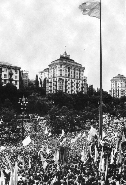 24 июля 1990 г. Поднятие национального флага
на Крещатике возле Киеврады