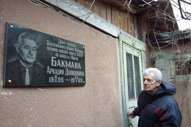 Деві Аркадьєв після похорон сестри Деві Аркадьєв після похорон сестри