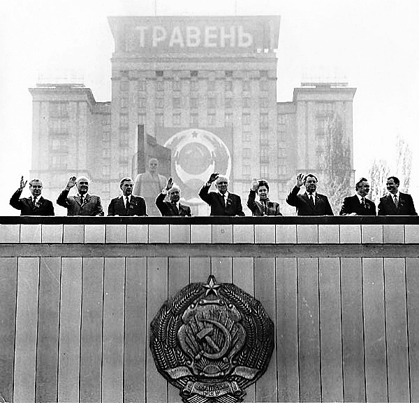Во время демонстрации 1 мая 1986 г. В центре Владимир Щербицкий
Фото предоставлено Богданом Нагайло Во время демонстрации 1 мая 1986 г. В центре Владимир Щербицкий
Фото предоставлено Богданом Нагайло