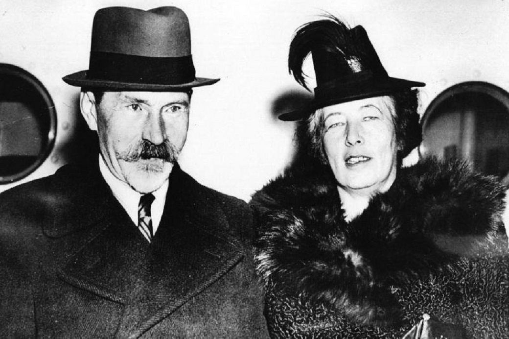 Антанас Смятона с женой Софией Смятонене (Ходаускайте). Нью-Йорк, 1941 г. Антанас Смятона с женой Софией Смятонене (Ходаускайте). Нью-Йорк, 1941 г.