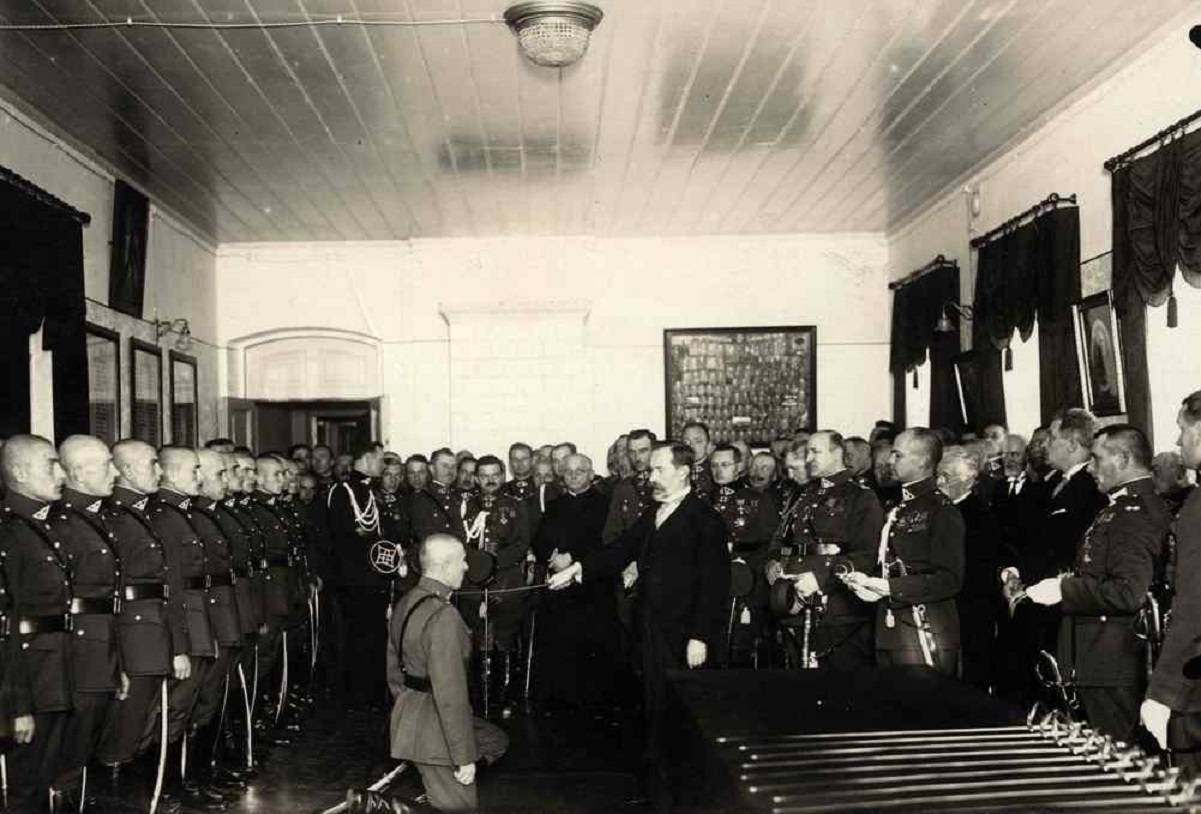 Антанас Смятона принимает присягу офицеров после окончания военного училища. После 1926 г. Антанас Смятона принимает присягу офицеров после окончания военного училища. После 1926 г.