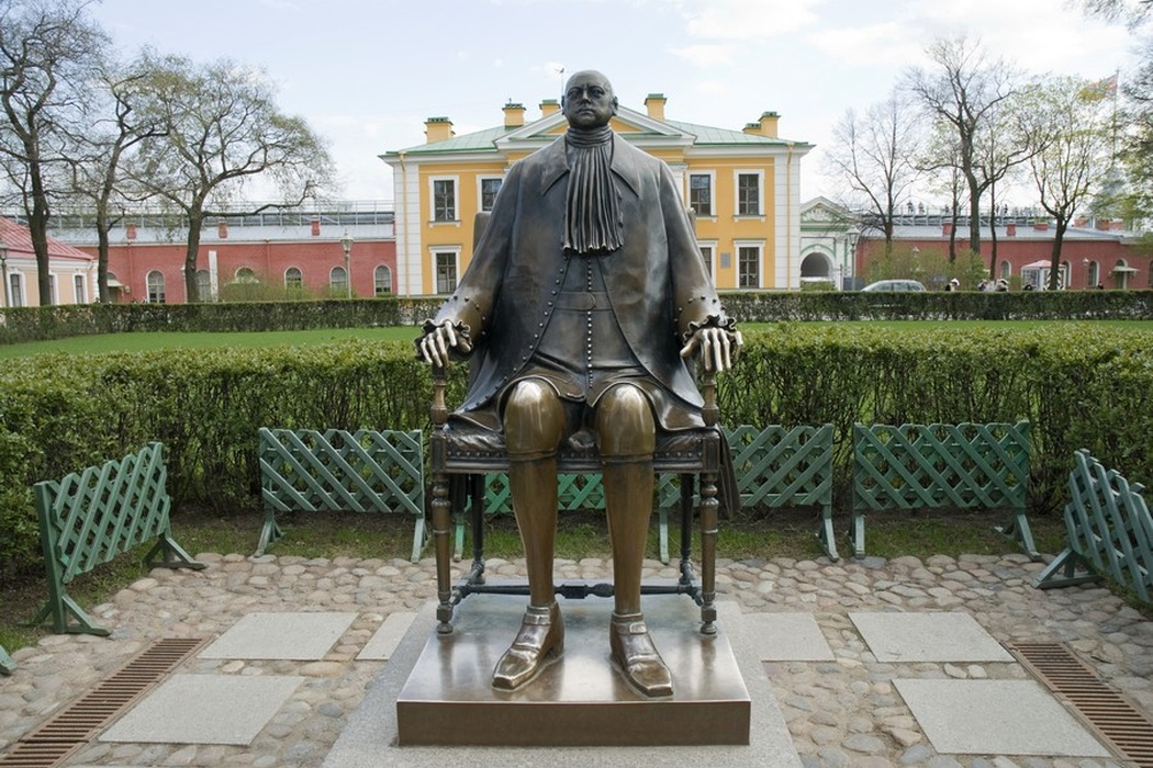 Ироничный памятник Петру I в Петропавловской крепости Санкт-Петербурга. Скульптор Михаил Шемякин
